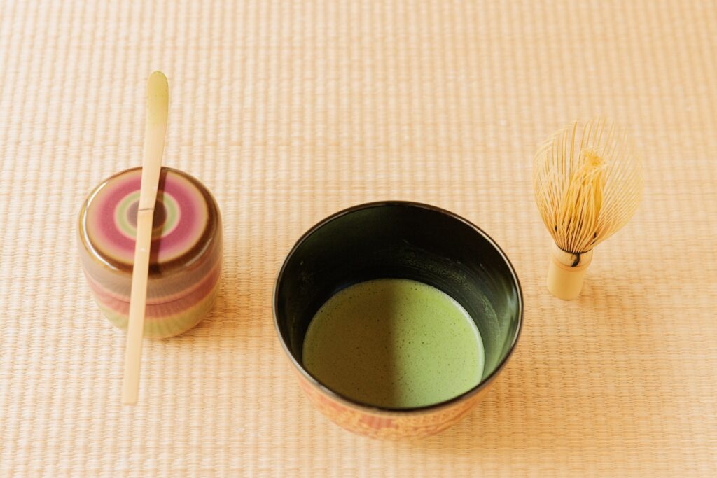 茶道具一式（抹茶碗、茶筅、棗）が畳の上に並ぶ和の風景 – 茶道具の真贋判定や価値を見極めるイメージ