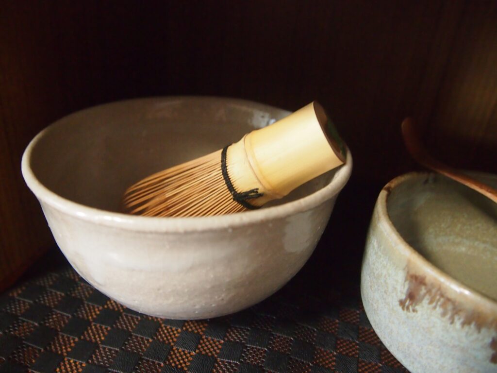 茶道具の茶碗と茶筅の画像。茶道具の鑑定や表面仕上げの見極め方を学ぶためのイメージ。