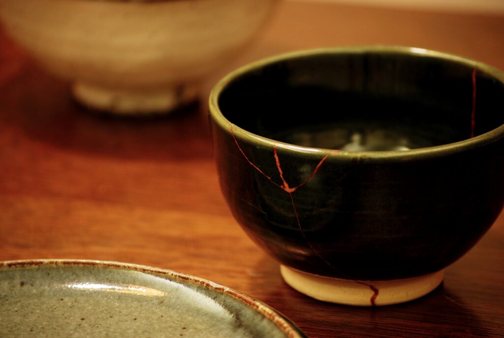 骨董品の茶碗と金継ぎの修復跡｜茶道具の査定における破損の評価例