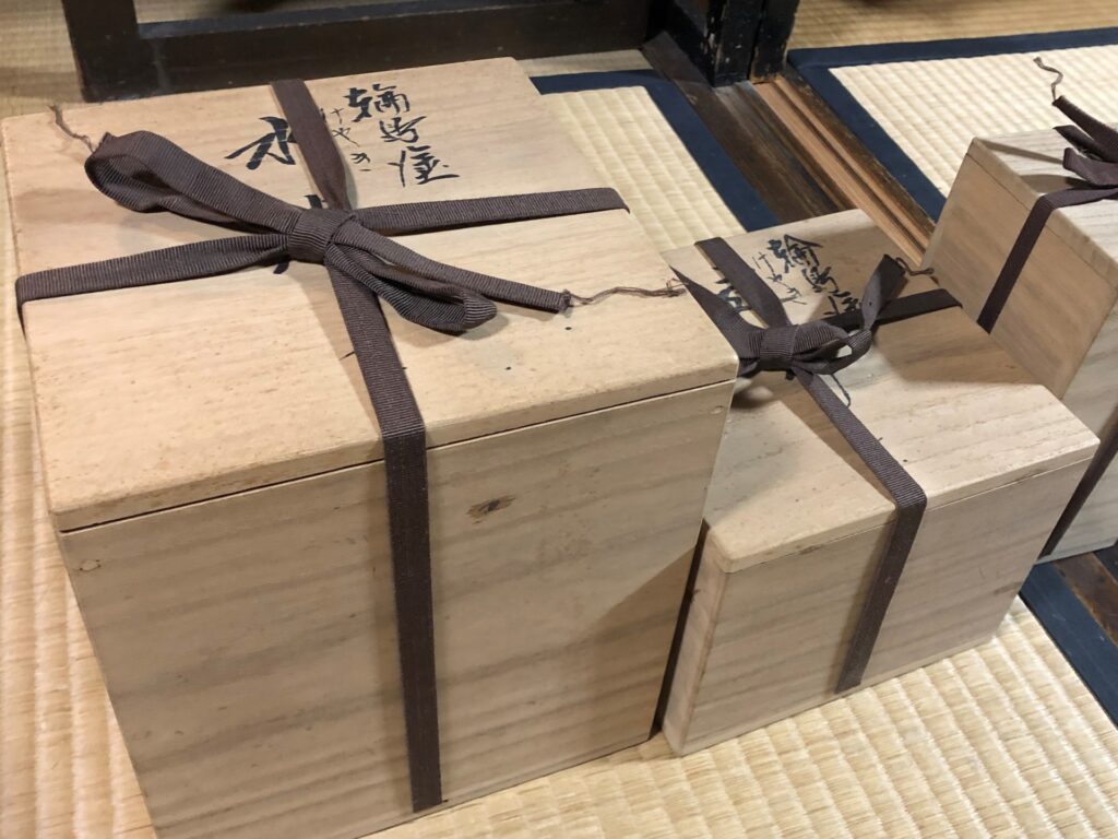 古い木箱に収められた茶道具。遺品整理で見落とされがちな買取対象品