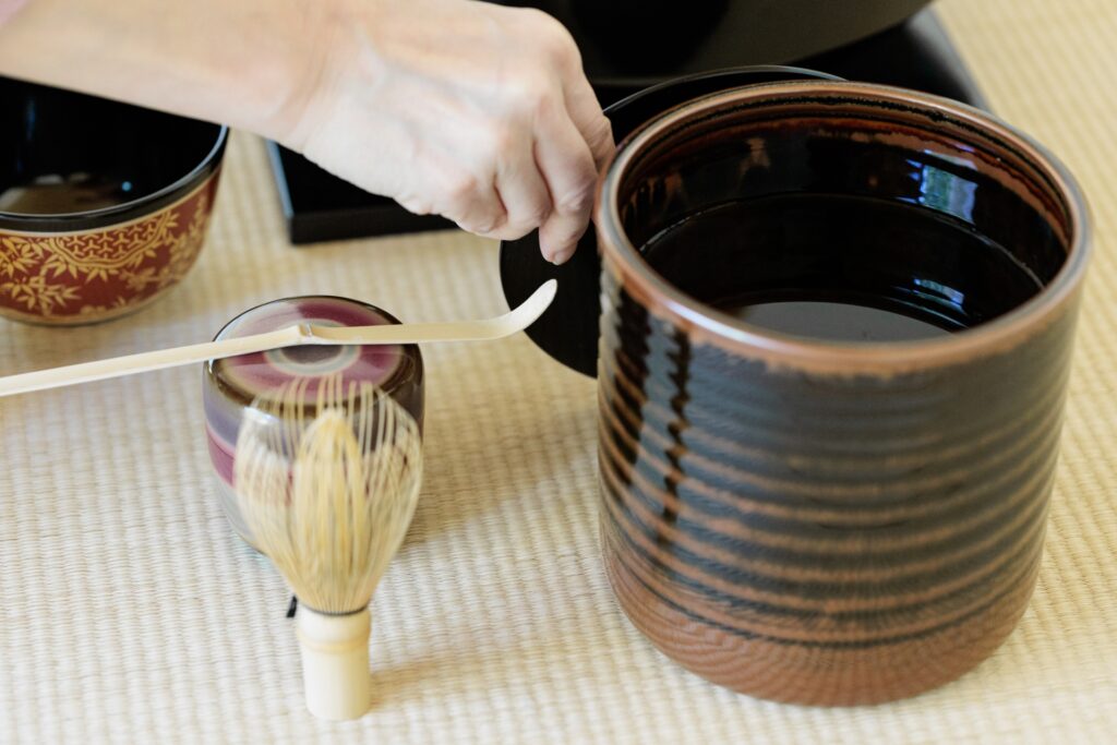 茶道の場で丁寧に扱われる水指と茶道具。畳の上で使われる様子から、水指の価値や査定の基準が気になる方におすすめの記事です。