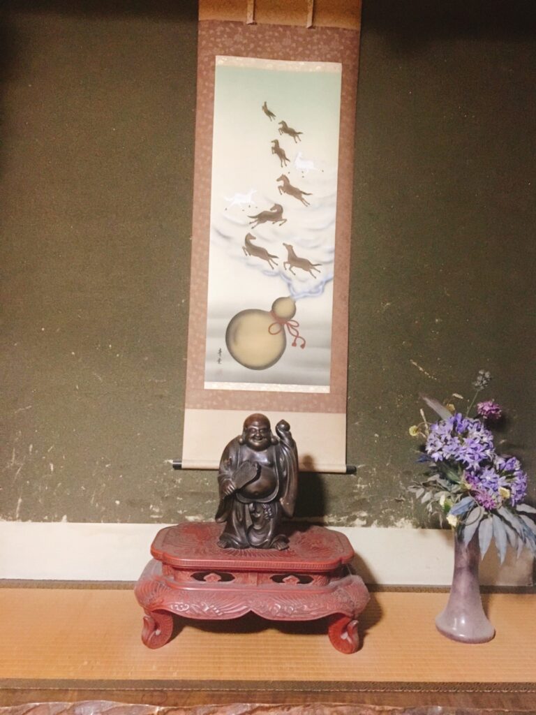 掛け軸の動物画が持つ意味｜歴史・技法・縁起の良いモチーフを解説のアイキャッチ画像。