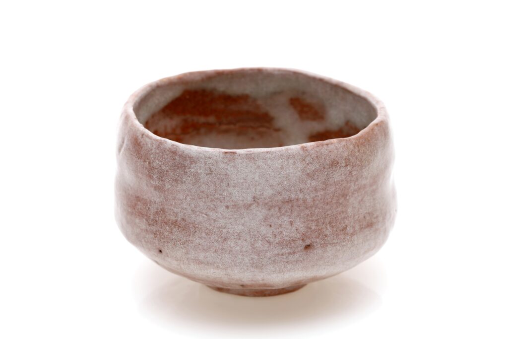 素朴な赤褐色の釉薬がかかった手作りの抹茶碗。越前焼にみられる焼締風の質感が特徴。