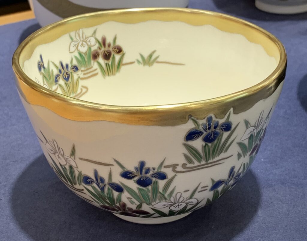 金彩と花菖蒲が描かれた永楽焼の茶道具｜十三代または十六代の作風を想起させる華やかな意匠