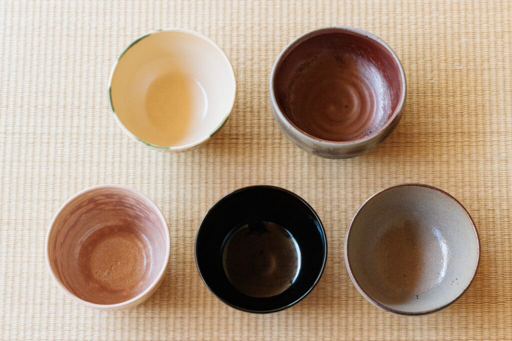丹波焼の茶道具や茶碗の一例。登窯焼成による自然釉の景色が見られる器も含まれる。