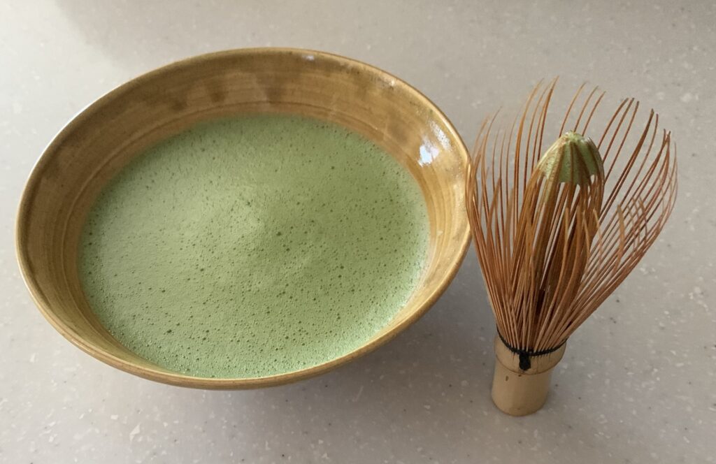 黄瀬戸茶道具の茶碗と抹茶、茶筅｜茶道文化と買取ポイントを解説する