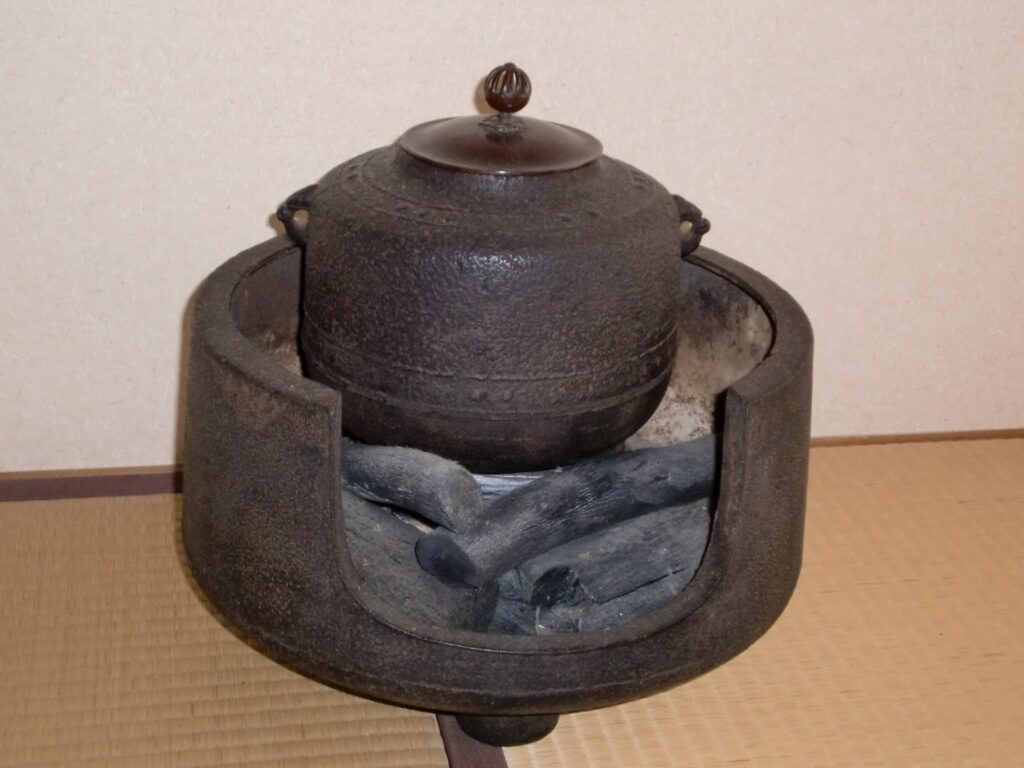 茶道具の風炉と鉄釜のイメージ。芦屋釜の査定・売却方法と買取時のチェックポイントを解説する