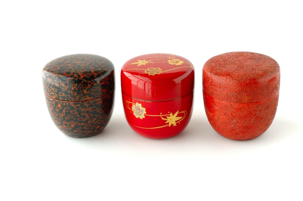赤漆や黒漆に蒔絵を施した棗。茶道具の買取で注目される輪島塗をイメージできる漆器