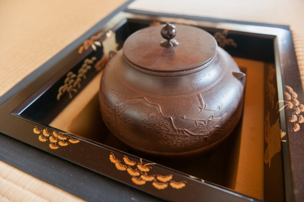 茶室の炉に置かれた茶釜。京釜のように千家十職との関わりや作家の銘、保存状態が価値を左右する