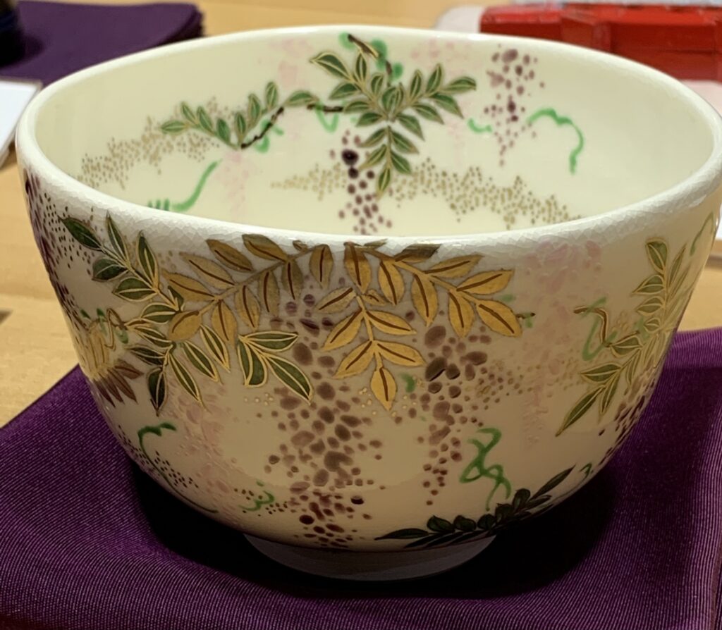 花の文様と金色の装飾が施された白薩摩の茶碗