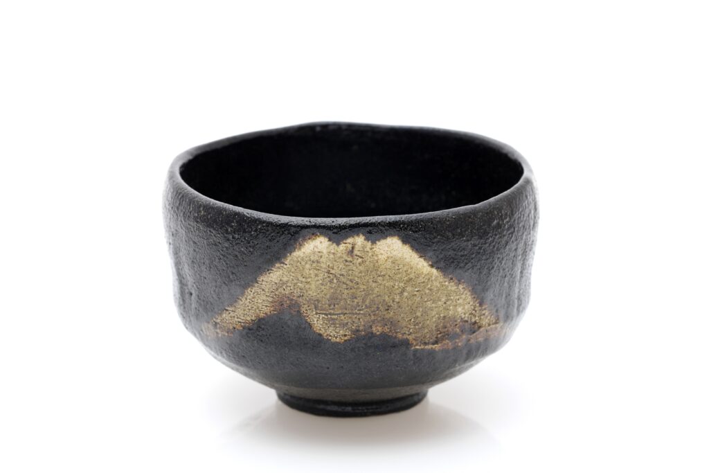黒樂茶碗の力強い造形と深い釉調。樂弘入の作風を想起させる特徴を備えた茶道具のイメージ