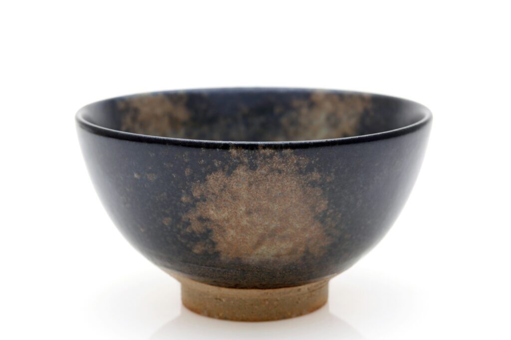 黒釉の茶碗の側面。小さな高台が見える（建窯茶碗の真贋で確認する要点）