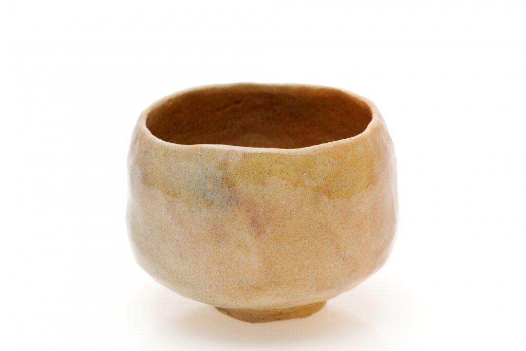 樂篤人の作品を思わせる落ち着いた色合いの樂焼茶碗。端正な造形と穏やかな風合いが特徴。
