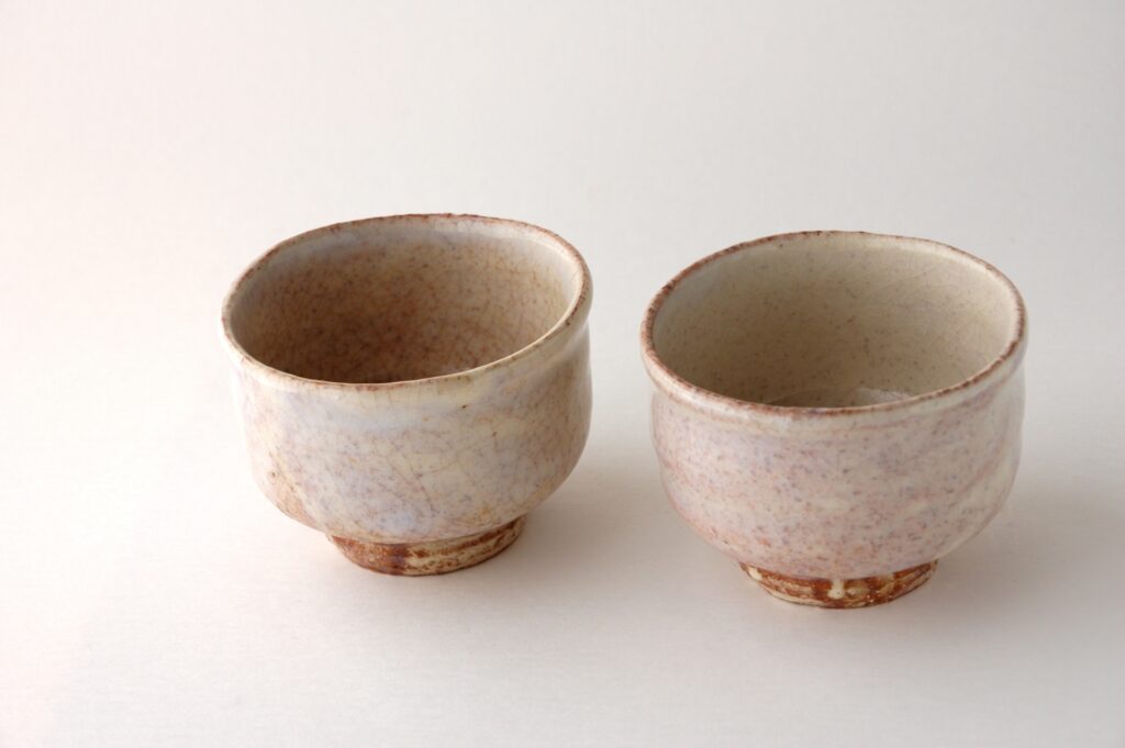 萩焼の茶碗(湯呑)。田原陶兵衛のように淡い釉薬と貫入が美しい萩焼の特徴を示す茶道具。