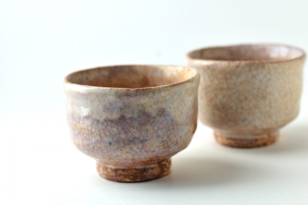 萩焼の茶碗 二つ並んだ白萩釉の茶碗。柔らかな貫入と温かみのある土味が特徴的。三輪休雪の作品を想起させる風合い