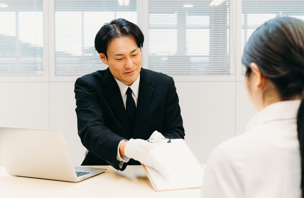 鑑定書付き掛け軸は高く売れる?真贋証明の有無で変わる査定のポイントの記事のアイキャッチ画像