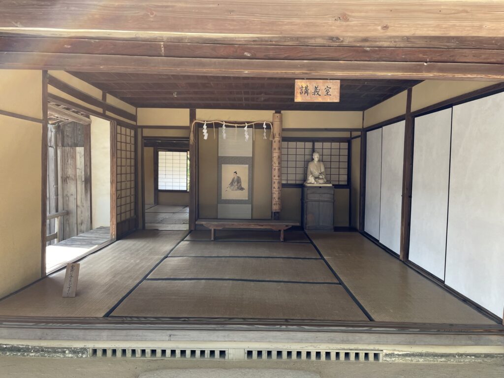 シミのある掛け軸は修復してから売るべき?査定額との関係を解説の記事のアイキャッチ画像