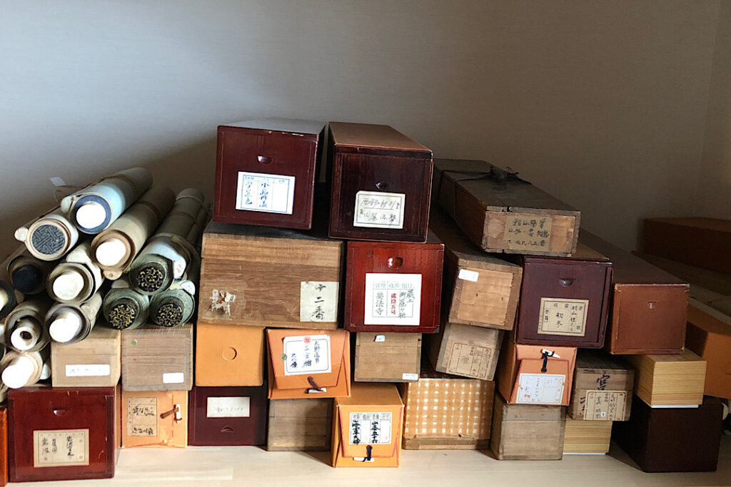 箱書きのある掛け軸が高価買取される理由とは？鑑定士が見る3つの価値の記事のアイキャッチ画像