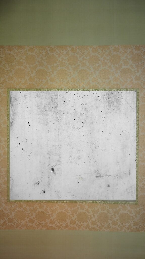 汚れた掛け軸も出張買取で売れる？自宅で簡単に査定してもらう方法の記事のアイキャッチ画像