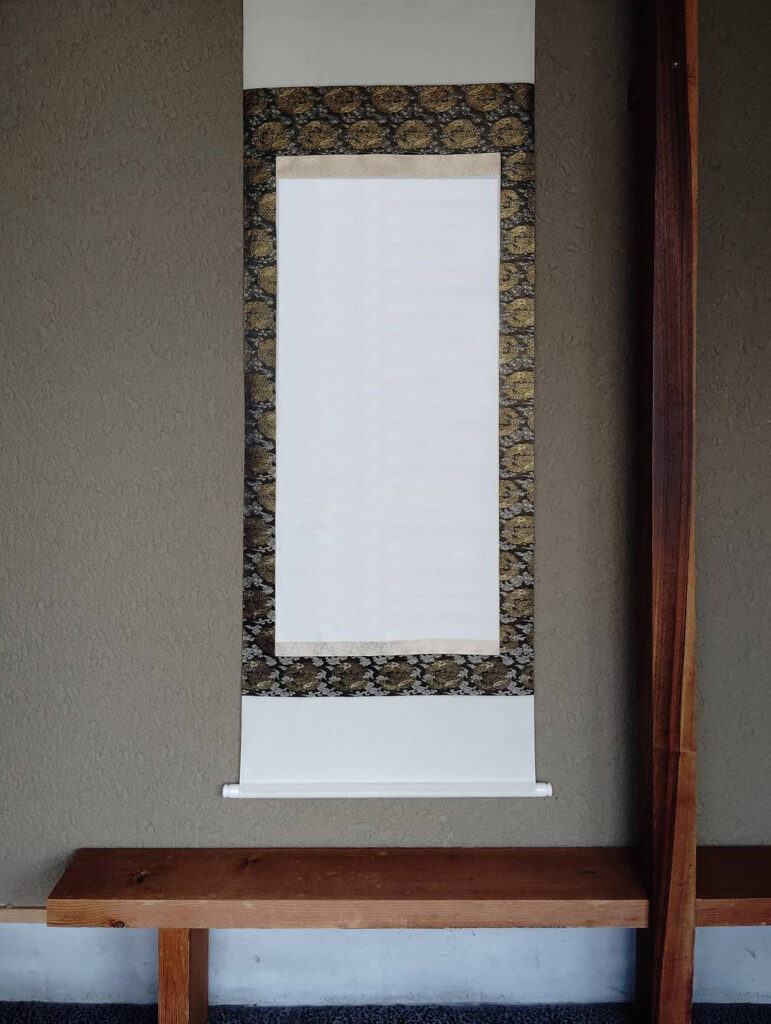 傷が目立つ掛け軸でも高値がつく？買取実績から学ぶ査定基準と評価のポイントの記事のアイキャッチ画像