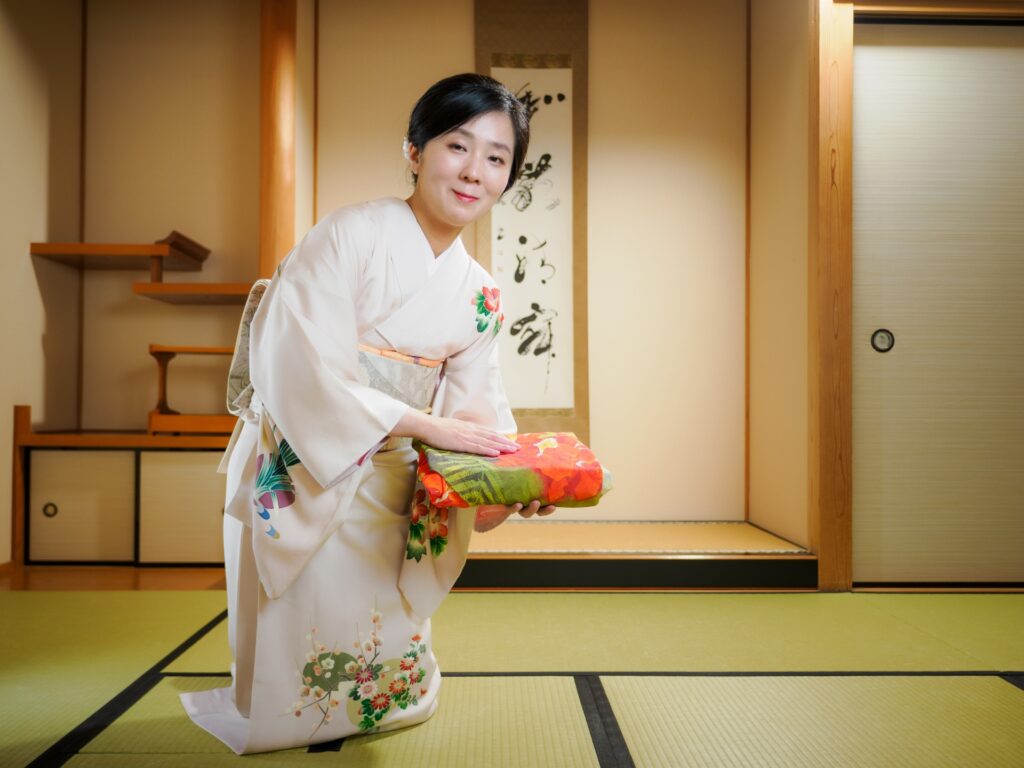 【宅配でも安心】汚れた掛け軸の買取対応と査定前にすべき準備とは？の記事のアイキャッチ画像