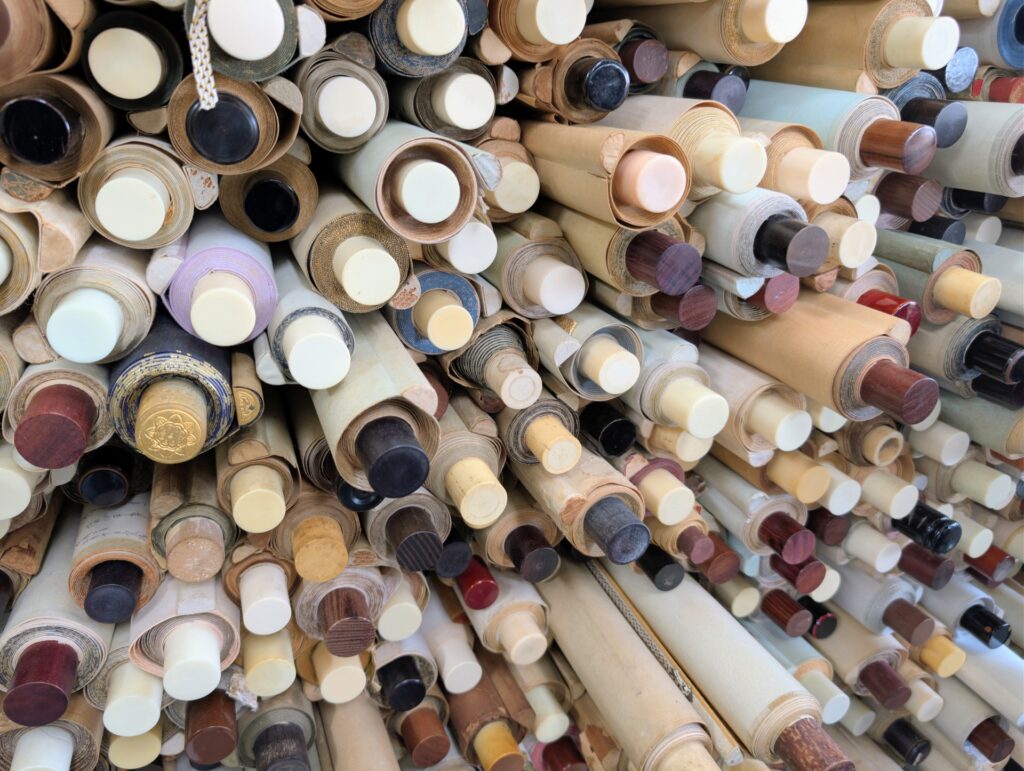 【保存状態が悪くても売れる?】汚れた掛け軸の買取手順と高く売るコツの記事のアイキャッチ画像