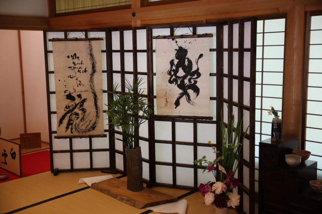 最近の掛け軸でも売却できる？現代作家掛け軸の市場評価と売り方ガイドの記事のアイキャッチ画像