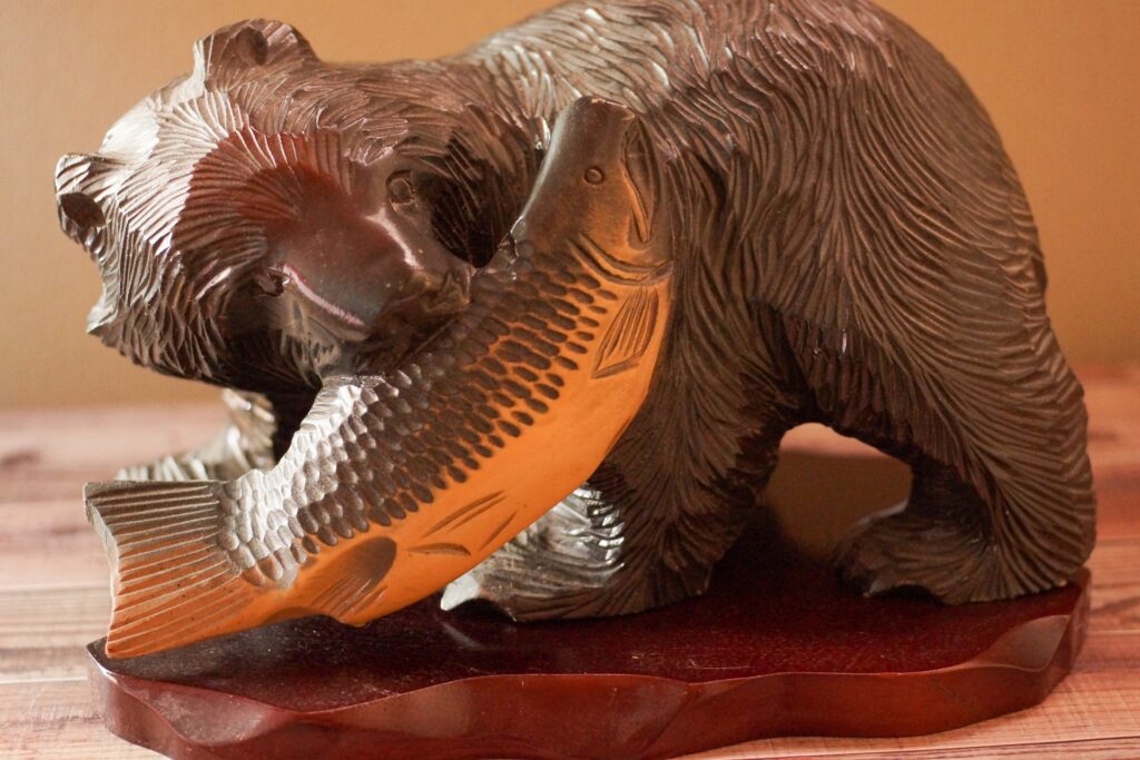 木彫りの熊は買取できる？北海道土産の価値と高く売れる条件を解説の記事のアイキャッチ画像