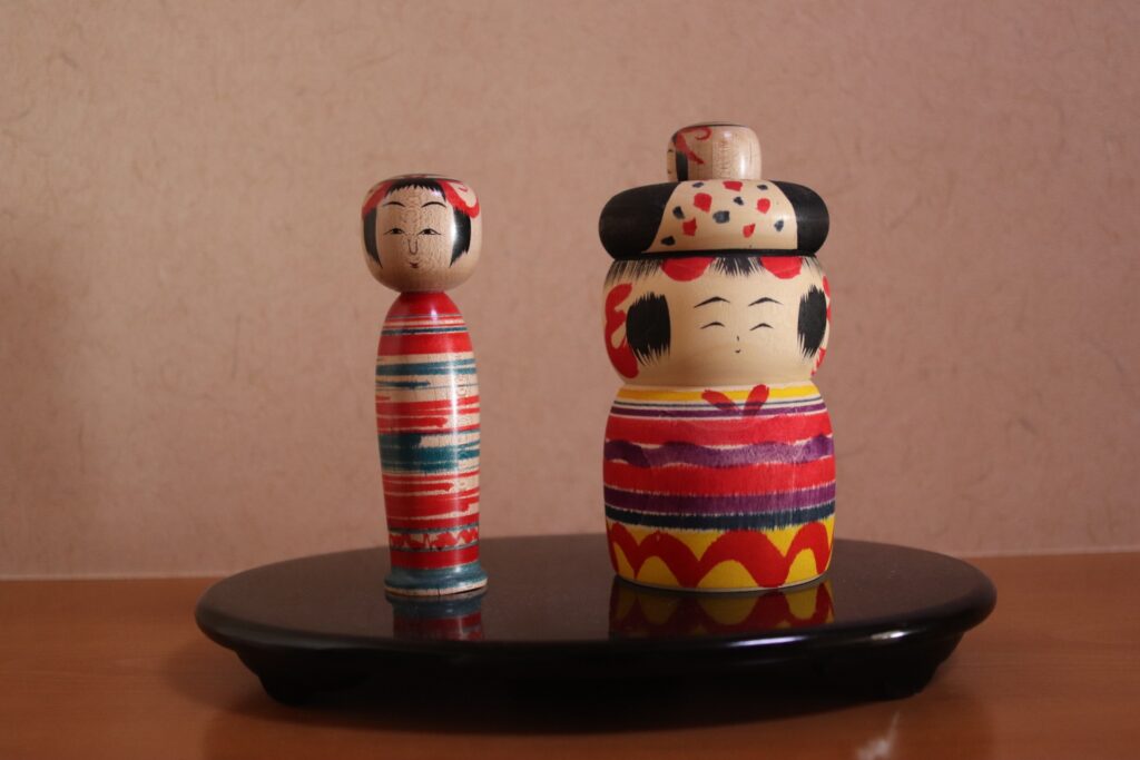 伝統こけしの市場価値と評価傾向｜高く売れるこけしの特徴も解説の記事のアイキャッチ画像