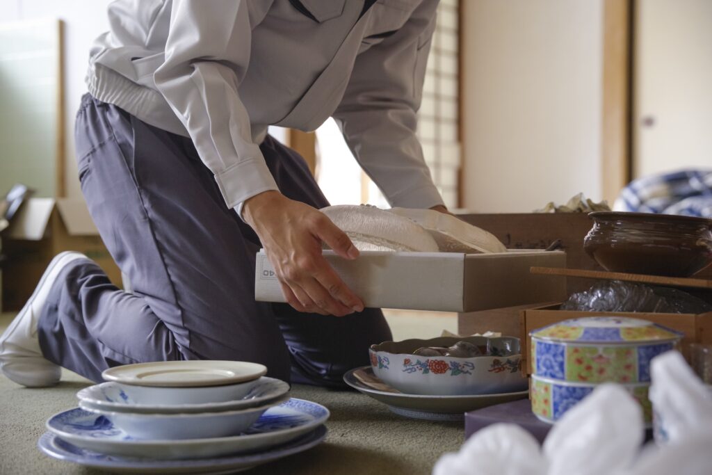 関東の生前整理・蔵整理業者おすすめ10選｜骨董品も出てくる蔵の片付けで選ぶポイントも解説の記事のアイキャッチ画像